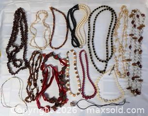 MaxSold Auction: LARGE MIXED LOT OF COSTUME JEWELRY NECKLACES - Kingston (Ontario, Canada) SELLER MANAGED Downsizing Online Auction - Rosemund Crescent