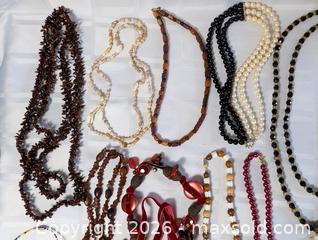 MaxSold Auction: LARGE MIXED LOT OF COSTUME JEWELRY NECKLACES - Kingston (Ontario, Canada) SELLER MANAGED Downsizing Online Auction - Rosemund Crescent