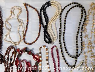 MaxSold Auction: LARGE MIXED LOT OF COSTUME JEWELRY NECKLACES - Kingston (Ontario, Canada) SELLER MANAGED Downsizing Online Auction - Rosemund Crescent