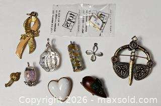 MaxSold Auction: PENDANT AND BROOCH MIXED LOT - Kingston (Ontario, Canada) SELLER MANAGED Downsizing Online Auction - Rosemund Crescent
