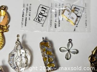 MaxSold Auction: PENDANT AND BROOCH MIXED LOT - Kingston (Ontario, Canada) SELLER MANAGED Downsizing Online Auction - Rosemund Crescent