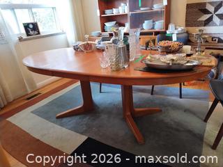 MaxSold Auction: Mid-Century Modern Teak Oval Extendable Dining Table with Leaf C - Toronto (Ontario, Canada) Estate Sale Online Auction - Larkfield Drive