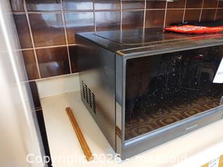 MaxSold Auction: Panasonic 1100W Black Countertop Microwave B - Toronto (Ontario, Canada) Estate Sale Online Auction - Larkfield Drive