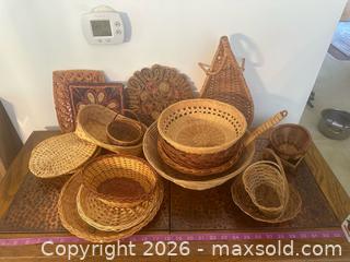 MaxSold Auction: Handmade Wicker Baskets Lot (6–10) - Multicolor & Natural - North Franklin Township (Pennsylvania, USA) PARTNER MANAGED Estate Sale Online Auction - Hazelwood Drive