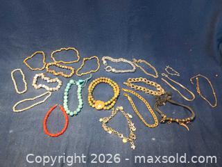 MaxSold Auction: Assorted Bracelet Lot 11-20 Pieces Mixed Materials - Pacifica (California, USA) SELLER MANAGED Downsizing Online Auction -  Palmetto Avenue (CONDO)