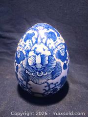 MaxSold Auction: Blue and White Porcelain Decorative Egg, Small - Pacifica (California, USA) SELLER MANAGED Downsizing Online Auction -  Palmetto Avenue (CONDO)