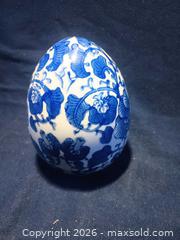 MaxSold Auction: Blue and White Porcelain Decorative Egg, Small - Pacifica (California, USA) SELLER MANAGED Downsizing Online Auction -  Palmetto Avenue (CONDO)