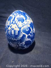 MaxSold Auction: Blue and White Porcelain Decorative Egg, Small - Pacifica (California, USA) SELLER MANAGED Downsizing Online Auction -  Palmetto Avenue (CONDO)