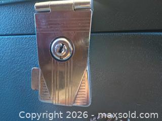 MaxSold Auction: Flite Teal Vinyl Train Case / Vanity Case, Vintage - Pacifica (California, USA) SELLER MANAGED Downsizing Online Auction -  Palmetto Avenue (CONDO)