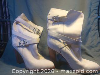 MaxSold Auction: Gianvito Rossi White Leather Heeled Boots EU 39.5 - Pacifica (California, USA) SELLER MANAGED Downsizing Online Auction -  Palmetto Avenue (CONDO)