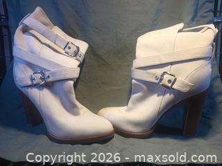 MaxSold Auction: Gianvito Rossi White Leather Heeled Boots EU 39.5 - Pacifica (California, USA) SELLER MANAGED Downsizing Online Auction -  Palmetto Avenue (CONDO)