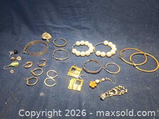 MaxSold Auction: Mixed Metal Pearl & Rhinestone Earring Lot, 6–10 Pieces - Pacifica (California, USA) SELLER MANAGED Downsizing Online Auction -  Palmetto Avenue (CONDO)