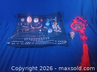 MaxSold Auction: Mixed Vintage Jewelry Lot — 16–30 Pieces, Pendants & Chains - Pacifica (California, USA) SELLER MANAGED Downsizing Online Auction -  Palmetto Avenue (CONDO)