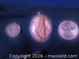 MaxSold Auction: Mixed Vintage Jewelry Lot — 16–30 Pieces, Pendants & Chains - Pacifica (California, USA) SELLER MANAGED Downsizing Online Auction -  Palmetto Avenue (CONDO)