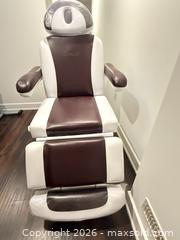 MaxSold Auction: GreenLife Embossed Brown Electric Massage Chair - Richmond Hill (Ontario, Canada) SELLER MANAGED Moving Online Auction - Kent Matthew Street