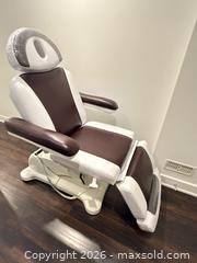 MaxSold Auction: GreenLife Embossed Brown Electric Massage Chair - Richmond Hill (Ontario, Canada) SELLER MANAGED Moving Online Auction - Kent Matthew Street