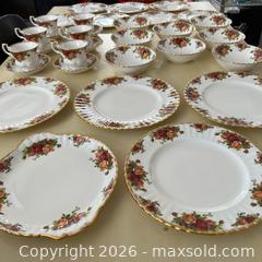 MaxSold Auction: Royal Albert Old Country Roses Fine Bone China Dinnerware Lot  - Toronto (Ontario, Canada) SELLER MANAGED Downsizing Online Auction - Greenland Road