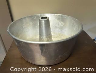 MaxSold Auction: Aluminum jelly or Cake mold - Kingston (Ontario, Canada) SELLER MANAGED Downsizing Online Auction - Railway