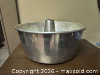 MaxSold Auction: Aluminum jelly or Cake mold - Kingston (Ontario, Canada) SELLER MANAGED Downsizing Online Auction - Railway
