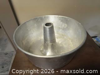 MaxSold Auction: Aluminum jelly or Cake mold - Kingston (Ontario, Canada) SELLER MANAGED Downsizing Online Auction - Railway