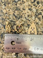 MaxSold Auction: Gold pendants A - Metro Vancouver A (British Columbia, Canada) SELLER MANAGED Downsizing Online Auction - College Highroad