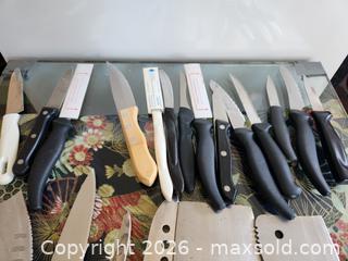 MaxSold Auction: All kinds of cutting utensils - Vancouver (British Columbia, Canada) SELLER MANAGED Downsizing Online Auction - West 6th Avenue (CONDO)