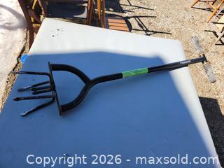 MaxSold Auction: Fiskars Extended Reach Tiller - East Zorra-Tavistock (Ontario, Canada) SELLER MANAGED Downsizing Online Auction - Highway 59 Lot 92
