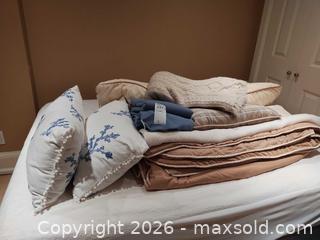MaxSold Auction: Bedding B - Toronto (Ontario, Canada) Downsizing Online Auction - Kimbark Blvd 