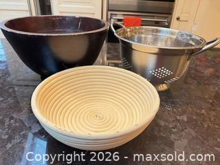 MaxSold Auction: Bowls & Baking dish B - Toronto (Ontario, Canada) Downsizing Online Auction - Kimbark Blvd 