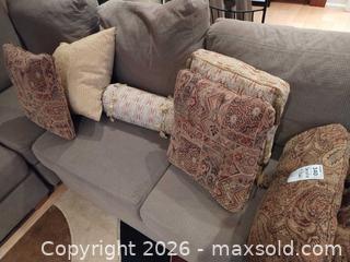 MaxSold Auction: Decorative Pillows B - Toronto (Ontario, Canada) Downsizing Online Auction - Kimbark Blvd 