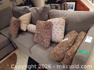 MaxSold Auction: Decorative Pillows B - Toronto (Ontario, Canada) Downsizing Online Auction - Kimbark Blvd 