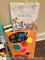 MaxSold Auction: Gift Bags B  - Toronto (Ontario, Canada) Downsizing Online Auction - Kimbark Blvd 