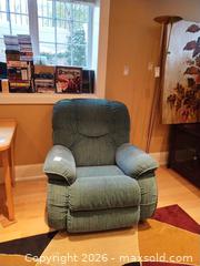 MaxSold Auction: La-Z-Boy Recliner D - Toronto (Ontario, Canada) Downsizing Online Auction - Kimbark Blvd 