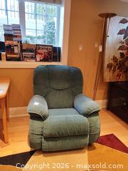 MaxSold Auction: La-Z-Boy Recliner D - Toronto (Ontario, Canada) Downsizing Online Auction - Kimbark Blvd 