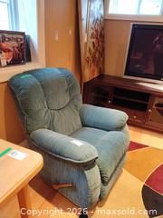 MaxSold Auction: La-Z-Boy Recliner D - Toronto (Ontario, Canada) Downsizing Online Auction - Kimbark Blvd 