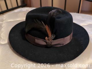 MaxSold Auction: Men's Suits and Goorin Bros Hat B - Toronto (Ontario, Canada) Downsizing Online Auction - Kimbark Blvd 