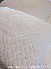 MaxSold Auction: Queen Bedding C - Toronto (Ontario, Canada) Downsizing Online Auction - Kimbark Blvd 