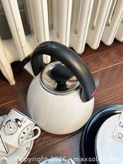 MaxSold Auction: Teapot And Cups B  - Toronto (Ontario, Canada) Downsizing Online Auction - Kimbark Blvd 