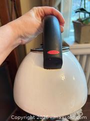 MaxSold Auction: Teapot And Cups B  - Toronto (Ontario, Canada) Downsizing Online Auction - Kimbark Blvd 