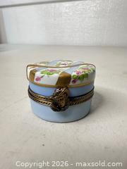 MaxSold Auction: Hand-Painted Limoges Porcelain Trinket Box with Hinge - San Jose (California, USA) SELLER MANAGED Downsizing Online Auction - East Humboldt Street