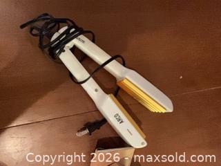 MaxSold Auction: ARCO E02 Hair Crimper Gold Plates White Body - Coquitlam (British Columbia, Canada) SELLER MANAGED Reseller Online Auction - Robson Drive