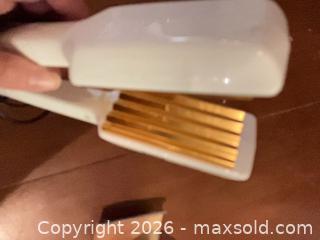MaxSold Auction: ARCO E02 Hair Crimper Gold Plates White Body - Coquitlam (British Columbia, Canada) SELLER MANAGED Reseller Online Auction - Robson Drive