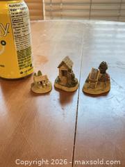 MaxSold Auction: David Winter Miniature Village Cottages, Set of 3 (1991) - Coquitlam (British Columbia, Canada) SELLER MANAGED Reseller Online Auction - Robson Drive