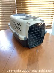 MaxSold Auction: Medium Plastic Pet Carrier with Metal Wire Door, Beige/Gray - Coquitlam (British Columbia, Canada) SELLER MANAGED Reseller Online Auction - Robson Drive