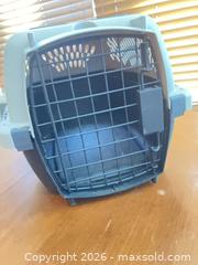 MaxSold Auction: Medium Plastic Pet Carrier with Metal Wire Door, Beige/Gray - Coquitlam (British Columbia, Canada) SELLER MANAGED Reseller Online Auction - Robson Drive