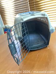 MaxSold Auction: Medium Plastic Pet Carrier with Metal Wire Door, Beige/Gray - Coquitlam (British Columbia, Canada) SELLER MANAGED Reseller Online Auction - Robson Drive