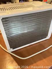 MaxSold Auction: Midea Window Air Conditioner, 120V Corded, White, Electronic Controls - Coquitlam (British Columbia, Canada) SELLER MANAGED Reseller Online Auction - Robson Drive