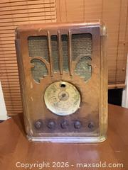 MaxSold Auction: Silvertone Model 4465 Tube Radio, 1930s-1940s, Wood Finish - Coquitlam (British Columbia, Canada) SELLER MANAGED Reseller Online Auction - Robson Drive