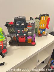 MaxSold Auction: Fisher-Price Imaginext & Jurassic Playset with Sports Accessories - King (Ontario, Canada) SELLER MANAGED Moving Online Auction -  Wells Orchard Crescent