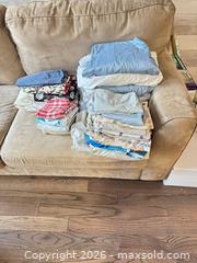 MaxSold Auction: Mixed bedding and towel lot — queen sheets, pillowcases, towels - King (Ontario, Canada) SELLER MANAGED Moving Online Auction -  Wells Orchard Crescent